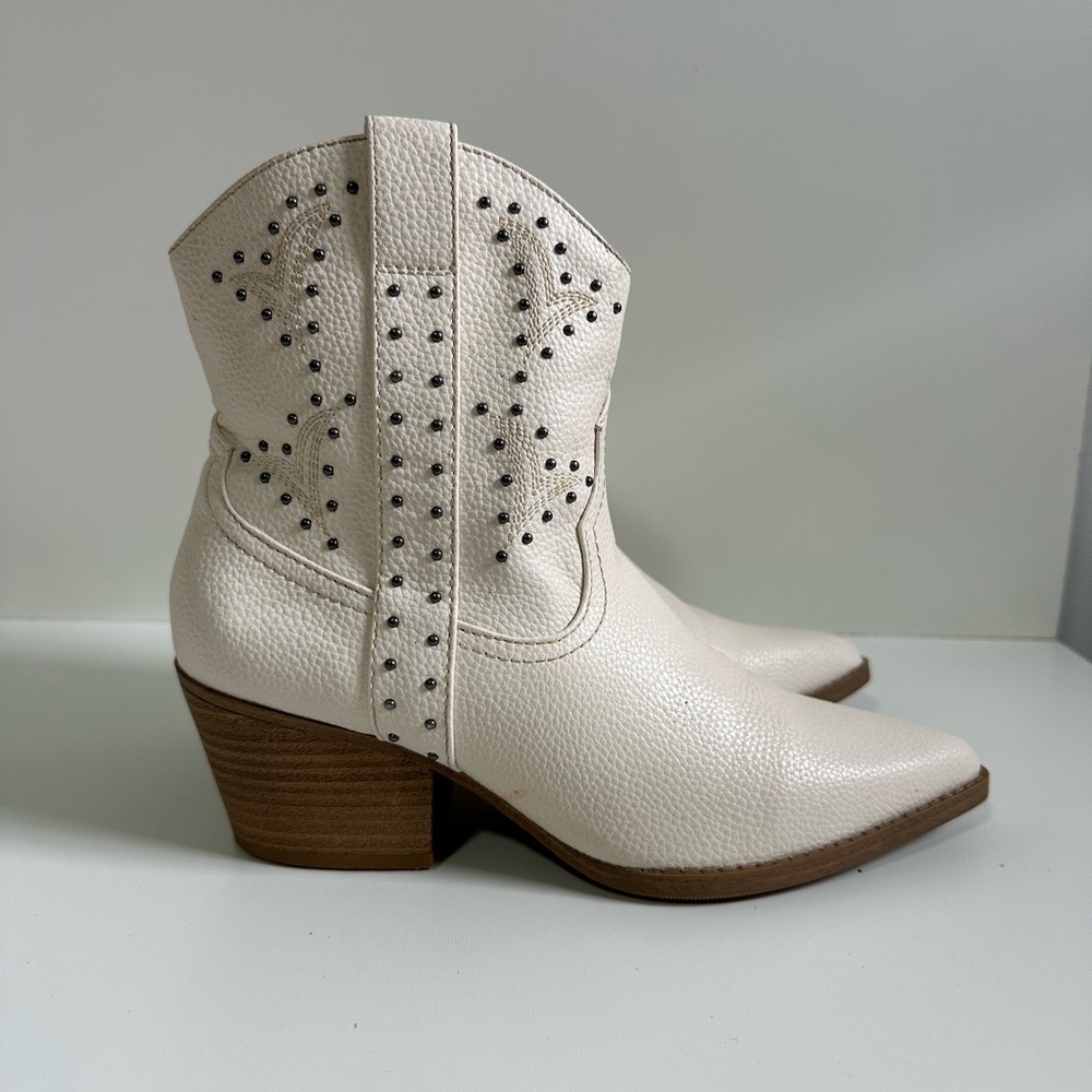 Universal Thread Twyla Boots Size 6.5 Studded Western Coastal Cowgirl Bohemian